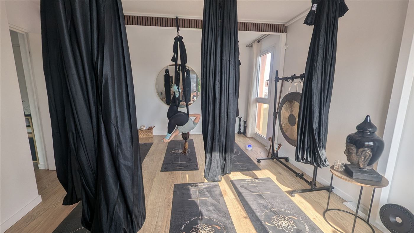 Studio Le Centre : cours de Fly Yoga avec les hamacs noirs